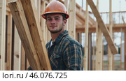 Construction Worker Young Man Carrying Wood Beam. Builder Working On Wooden House Frame. Wood built. Builder constructing roof structure. Carpenter building house construction. Heavy Labor. Industrial. Стоковое AI-видео, аниматор Марина Демидюк / Фотобанк Лори