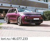 Purple full-size crossover Li L9 lixiang from Chinese manufacturer Li Auto parked against office building background (2024 год). Редакционное фото, фотограф Константин Григорьев / Фотобанк Лори