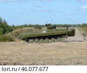 Боевая машина на поле в движении. Редакционное фото, фотограф Олег Станкевич / Фотобанк Лори