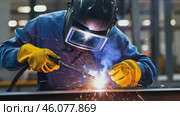 Metal welding. Workers wearing uniforms and Welded Iron Mask at Steel welding plants, industrial safety first concept. Welder With Torch. Production environment, with blue sparks flying. Copy space. Стоковое AI-видео, аниматор Марина Демидюк / Фотобанк Лори