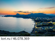 Picturesque view of sunset over the embankment of the city of Sudak in the mountainous area of ​​the southern coast of Crimea (2021 год). Стоковое фото, фотограф Константин Лабунский / Фотобанк Лори