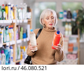 Mature woman choosing unclogging agent in department store. Стоковое фото, фотограф Яков Филимонов / Фотобанк Лори