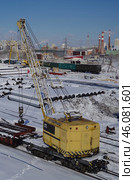 Кран железнодорожный КЖ562 "Первомаец" на станции Шарташ, город Екатеринбург (2020 год). Редакционное фото, фотограф Алексей Иванов / Фотобанк Лори