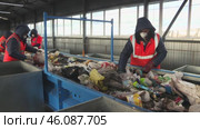 Workers sort garbage at a waste recycling plant. Стоковое видео, видеограф Андрей Шалари / Фотобанк Лори
