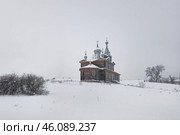 Snowy hill with an old wooden church, Cherdyn. Стоковое фото, фотограф Саблин Станислав / Фотобанк Лори