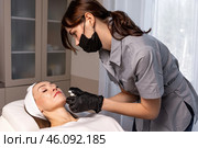 Before the procedure for facial contouring or plastic surgery, the cosmetologist makes markings on the patient face. Time to prepare for a cosmetic procedure. Стоковое фото, фотограф Ирина Михайличенко / Фотобанк Лори