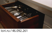 White cabinet with a silver handle. Стоковое AI-видео, аниматор Sergey Grishin / Фотобанк Лори