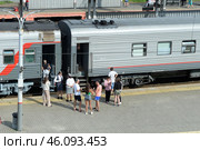 Пассажирский состав у железнодорожного вокзала Владивостока (2022 год). Редакционное фото, фотограф Free Wind / Фотобанк Лори