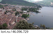 Город Рива дель Гарда и озеро Гарда. Вид с Бастиона. Италия. Май. The city of Riva del Garda and Lake Garda. View from the Bastion. Italy. May. Стоковое видео, видеограф Горшков Александр / Фотобанк Лори