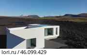 White house with a glass roof sits on a rocky hillside. Стоковое AI-видео, аниматор Sergey Grishin / Фотобанк Лори