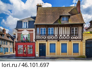 Street in Pont-l'Eveque, France (2016 год). Стоковое фото, фотограф Boris Breytman / Фотобанк Лори