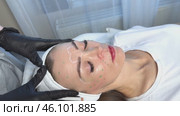 Slow motion horizontal footage of preparing for the procedure for facial contouring or plastic surgery, the cosmetologist makes markings on the patient face. Cosmetic beauty procedure concept. Стоковое видео, видеограф Ирина Михайличенко / Фотобанк Лори