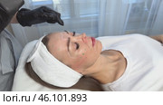 Slow motion horizontal footage of preparing for the procedure for facial contouring or plastic surgery, the cosmetologist makes markings on the patient face. Cosmetic beauty procedure concept. Стоковое видео, видеограф Ирина Михайличенко / Фотобанк Лори