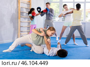 Tween girl practicing painful armlock in training bout with boy during self defence course. Стоковое фото, фотограф Яков Филимонов / Фотобанк Лори