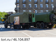 Военный фургон, походная кухня ПАК-200 на шасси автомобиля УРАЛ для питания горячей едой гостей праздника на городской площади. Волгоград, Центральный район, Россия. Редакционное фото, фотограф Андрей Цыганков / Фотобанк Лори