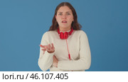 Confused Young Woman with Red Headphones Gesturing in Frustration. Стоковое видео, видеограф Raquel Corcoles Mendez / Фотобанк Лори
