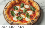 Top view footage of italian pizza with tomato sauce, dry and spicy salsiccia, mozzarella, basil leaves, olive oil, appetizing. Italian cuisine and gastronomic tour concept. Culinary video blog. Стоковое AI-видео, аниматор Ирина Михайличенко / Фотобанк Лори