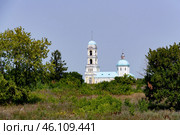 Храм на дальнем плане. Село Николо-Березовка, Никольская церковь, Башкортостан. Россия. Nikolo-Berezovka, St. Nicholas Church, Bashkortostan (2010 год). Стоковое фото, фотограф Смирнова Светлана / Фотобанк Лори