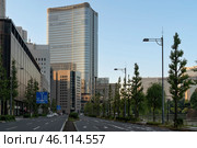 Tokyo, Japan, 11.04.2024: Hibiya-dori Avenue along the Hibiya-bori moat of the Imperial Palace and the Tokyo Midtown Hibiya skyscraper in Yurakucho business district of Chiyoda City on a sunny morning. Редакционное фото, фотограф Ula Ulachka / Фотобанк Лори
