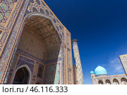View of Registan square, Samarkand, Uzbekistan. Portal and minaret (2024 год). Стоковое фото, фотограф EugeneSergeev / Фотобанк Лори