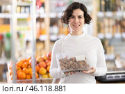In store, woman near counter are looking at murex brandaris. Стоковое фото, фотограф Яков Филимонов / Фотобанк Лори