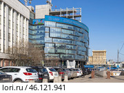 Москва, Россия. Городская улица. Вид на современное здание с рекламой компании «Сбер». (2023 год). Редакционное фото, фотограф Андрей Степанов / Фотобанк Лори