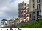 Парк перед Бизнес-центром Деловой дом на набережной и вид на штаб-квартиру «Русской медной компании» (дом-ананас)  летним дождливым днем. Улица Горького, Екатеринбург (2024 год). Стоковое фото, фотограф Pukhov K / Фотобанк Лори