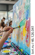 Artist painting colorful abstract artwork on canvas. Стоковое AI-видео, аниматор Юрий Поздников / Фотобанк Лори