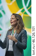 Businesswoman delivering a speech at a corporate event. Стоковое AI-видео, аниматор Юрий Поздников / Фотобанк Лори