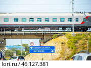 A fast train over the road goes along the railway line (2019 год). Редакционное фото, фотограф Коханова Наталья / Фотобанк Лори