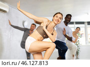 Active men and women of different ages practicing Hip-hop dance in training hall during dancing classes. Стоковое фото, фотограф Яков Филимонов / Фотобанк Лори