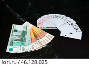 Игральные карты колода карт деньги пачка купюры 5000 рублей 1000 рублей playing cards money deck of cards. Стоковое фото, фотограф Константин Козлов / Фотобанк Лори