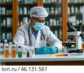 Медицинский работник за микроскопом. Стоковое AI-изображение, AI-художник Руслан Лесков / Фотобанк Лори