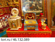 Город Псков. Кремль. Храм Троицы Живоначальной. Внутреннее убранство. Ковчеги с частицами мощей Святой равноапостольной княгини Ольги, Ризы Пресвятой Богородицы и святителя Николая (2016 год). Редакционное фото, фотограф Зобков Юрий / Фотобанк Лори