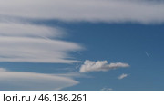 A plane is soaring gracefully across the sky, leaving a beautiful trail of contrails behind as it travels. Стоковое видео, видеограф PAv / Фотобанк Лори