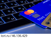 БАНКОВСКИЕ КАРТЫ НА КЛАВИАТУРЕ НОУТБУКА. ФИНАНСОВЫЕ ОПЕРАЦИИ. РОССИЯ 2025. Стоковое фото, фотограф Сергей Олегович Антонов / Фотобанк Лори