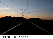 Яркий закат над однопутной железной дорогой. Осенний вечер. Стоковое фото, фотограф Александр Кузнецов / Фотобанк Лори