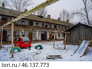 Детская площадка под теплотрассой на фоне дома с галерейной планировкой. Редакционное фото, фотограф Илья Старков / Фотобанк Лори