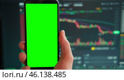 Black phone with blank mockup screen on rising stock graph. Closeup hand showing smartphone isolated green display, Online banking, Fund App use. Financial analyst on Invest Market. Bank collapse 2023. Стоковое видео, видеограф Марина Демидюк / Фотобанк Лори
