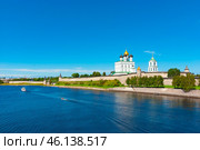 Город Псков. Берег реки Великая. Кремль. Свято-Троицкий собор (2016 год). Редакционное фото, фотограф Зобков Юрий / Фотобанк Лори