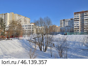 Moscow, Russia - Dec 28 2021. Snowy boulevard in Zelenograd. Редакционное фото, фотограф Володина Ольга / Фотобанк Лори