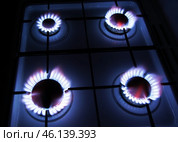 Голубое пламя на газовой конфорке плиты в темноте. Blue flames of gas stove in the dark. Стоковое фото, фотограф Татьяна Д / Фотобанк Лори