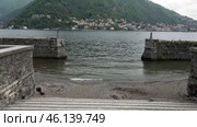 Ворота со стороны озера Комо к вилле Ольмо. Италия. Май. Gate from Lake Como to Villa Olmo. Italy. May. Стоковое видео, видеограф Горшков Александр / Фотобанк Лори