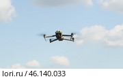 The builder controls the quadrocopter at the construction site. Стоковое видео, видеограф Igor Skripachev / Фотобанк Лори