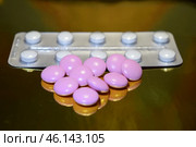 Здравоохранение и медицина. Блистеры с таблетками и витаминами на золотом фоне. Стоковое фото, фотограф Дмитрий Сакретарев / Фотобанк Лори