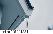 Falling Rain flow on the roof. Overflowing gutter system with water pouring out in abundance. Residential House Roof architecture Functionality and effectively. Drainage. Home architectural. Стоковое AI-видео, аниматор Марина Демидюк / Фотобанк Лори