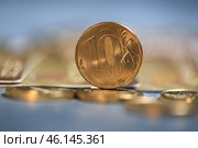 Монета 10 рублей крупно. Монеты и банковские карты. Стоковое фото, фотограф Яна Королёва / Фотобанк Лори