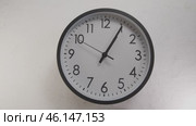 A Classic Wall Clock That Elegantly Displays the Time in a Stylish Manner for Your Space. Стоковое видео, видеограф Громов Александр / Фотобанк Лори