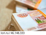 5000 rubles tied with a bank ribbon. Стоковое фото, фотограф Дмитрий Коростылев / Фотобанк Лори