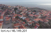 Aerial view of the small tourist town of Sighnaghi, located on a high hill in the center of the Alazani Valley, Georgia. Стоковое видео, видеограф Яков Филимонов / Фотобанк Лори